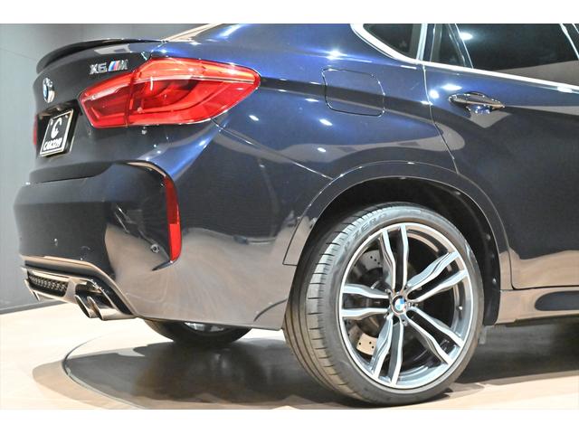 Ｘ６ Ｍ ベースグレード　ＯＰ２１インチアルミホイール／インテリアカーボン／ブルーキャリパー／ドライブセレクト／ＬＥＤヘッドライト／Ｐセンサー／Ｐバックドア／ＨＵＤ／ＢＳＭ／クルコン／４本出しマフラー／カーボンブラック／本革（28枚目）