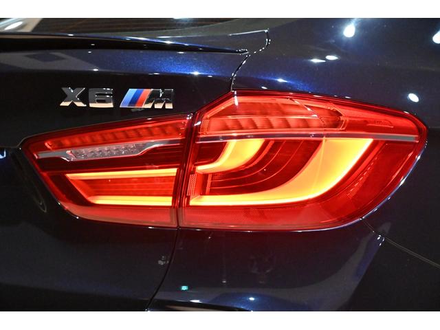 Ｘ６ Ｍ ベースグレード　ＯＰ２１インチアルミホイール／インテリアカーボン／ブルーキャリパー／ドライブセレクト／ＬＥＤヘッドライト／Ｐセンサー／Ｐバックドア／ＨＵＤ／ＢＳＭ／クルコン／４本出しマフラー／カーボンブラック／本革（32枚目）