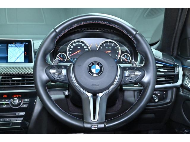 Ｘ６ Ｍ ベースグレード　ＯＰ２１インチアルミホイール／インテリアカーボン／ブルーキャリパー／ドライブセレクト／ＬＥＤヘッドライト／Ｐセンサー／Ｐバックドア／ＨＵＤ／ＢＳＭ／クルコン／４本出しマフラー／カーボンブラック／本革（38枚目）