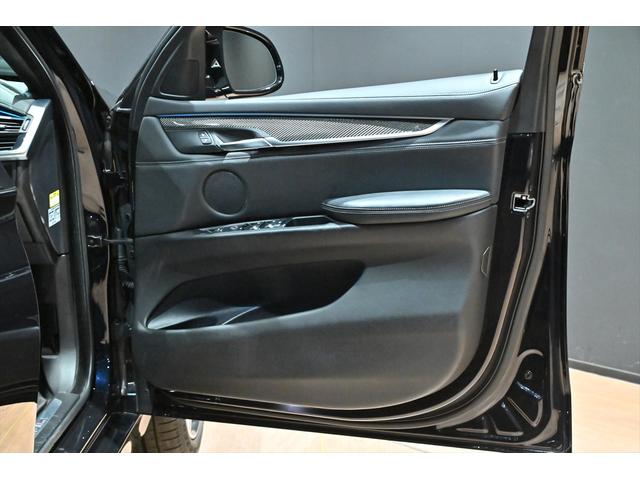 Ｘ６ Ｍ ベースグレード　ＯＰ２１インチアルミホイール／インテリアカーボン／ブルーキャリパー／ドライブセレクト／ＬＥＤヘッドライト／Ｐセンサー／Ｐバックドア／ＨＵＤ／ＢＳＭ／クルコン／４本出しマフラー／カーボンブラック／本革（51枚目）