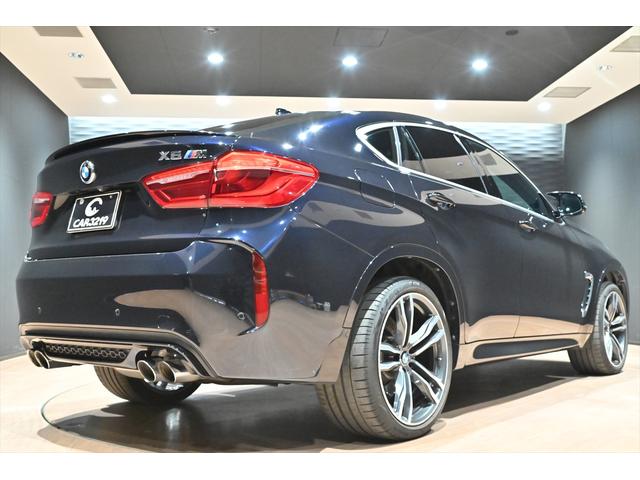 Ｘ６ Ｍ ベースグレード　ＯＰ２１インチアルミホイール／インテリアカーボン／ブルーキャリパー／ドライブセレクト／ＬＥＤヘッドライト／Ｐセンサー／Ｐバックドア／ＨＵＤ／ＢＳＭ／クルコン／４本出しマフラー／カーボンブラック／本革（57枚目）