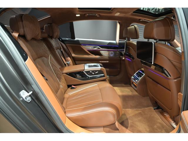 後席モニター装備♪高画質な映像を後部座席にてお楽しみ頂けます！！