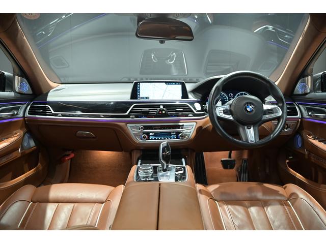 とても広々とした高級感あるインテリア♪シートやステアリング・パネル類の状態も良好です♪当店の展示車は全車クリーニング済みです。再度クリーニング後にご納車させて頂きます。