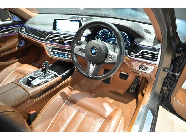 とても広々とした高級感あるインテリア♪シートやステアリング・パネル類の状態も良好です♪当店の展示車は全車クリーニング済みです。再度クリーニング後のご納車となります。