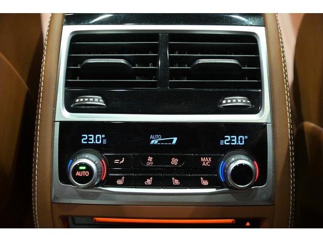 後席も左右独立エアコンになっております！！