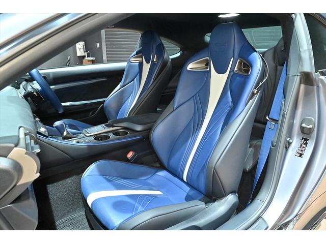 専用装備のセミアニリンブルーレザーシートでございます♪