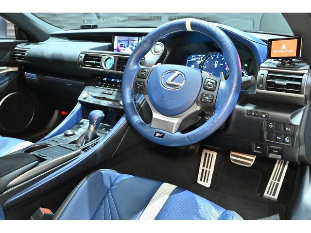 とても広々とした高級感あるインテリア♪シートやステアリング・パネル類の状態も良好です♪当店の展示車は全車クリーニング済みです。再度クリーニング後にご納車させて頂きます。