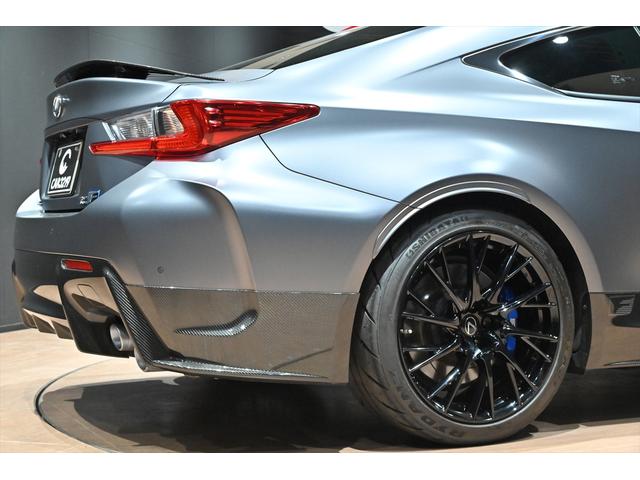 専用装備のカーボンリアサイドスポイラー♪