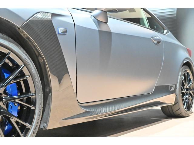 専用装備のカーボンパーツが多数装備されております♪