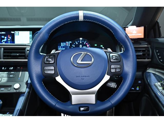 専用装備のブルーレザーステアリングでございます！