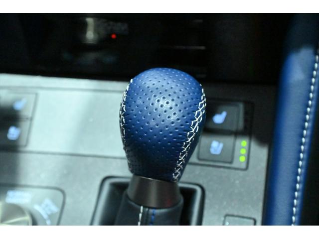 専用装備のブルーレザーシフトノブ♪