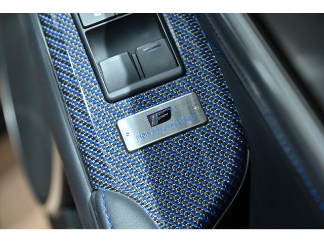 専用装備のアニバーサリープレートが特別感を高めてくれます♪