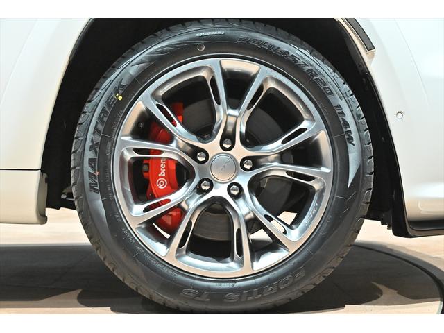 ジープ・グランドチェロキー ＳＲＴ８　ブライトホワイト／エアロパーツカスタム／ハーマンカードン／サンルーフ／アダプティブヘッドライト／オートハイビーム／ハーフレザーシート／シートベンチレーション／カーボンインテリア／専用２０インチＡＷ（4枚目）