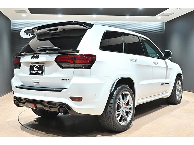 ジープ・グランドチェロキー ＳＲＴ８　ブライトホワイト／エアロパーツカスタム／ハーマンカードン／サンルーフ／アダプティブヘッドライト／オートハイビーム／ハーフレザーシート／シートベンチレーション／カーボンインテリア／専用２０インチＡＷ（5枚目）