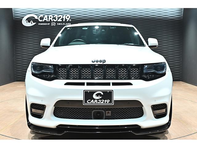 ジープ・グランドチェロキー ＳＲＴ８　ブライトホワイト／エアロパーツカスタム／ハーマンカードン／サンルーフ／アダプティブヘッドライト／オートハイビーム／ハーフレザーシート／シートベンチレーション／カーボンインテリア／専用２０インチＡＷ（6枚目）