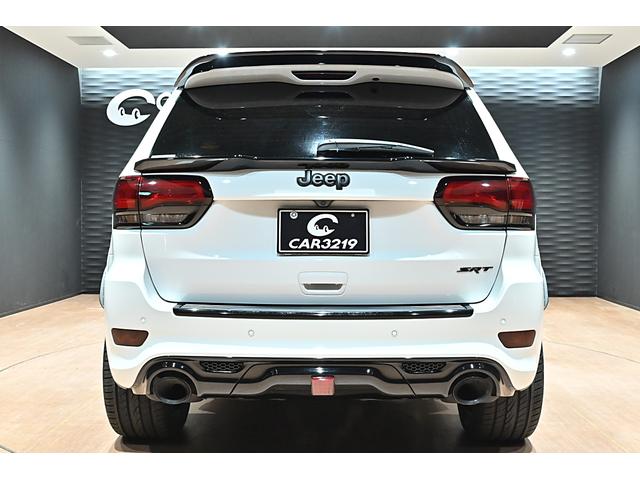 ジープ・グランドチェロキー ＳＲＴ８　ブライトホワイト／エアロパーツカスタム／ハーマンカードン／サンルーフ／アダプティブヘッドライト／オートハイビーム／ハーフレザーシート／シートベンチレーション／カーボンインテリア／専用２０インチＡＷ（7枚目）
