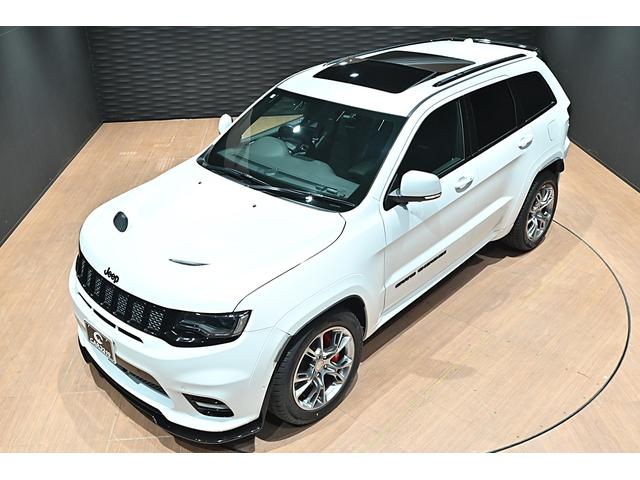 ジープ・グランドチェロキー ＳＲＴ８　ブライトホワイト／エアロパーツカスタム／ハーマンカードン／サンルーフ／アダプティブヘッドライト／オートハイビーム／ハーフレザーシート／シートベンチレーション／カーボンインテリア／専用２０インチＡＷ（8枚目）