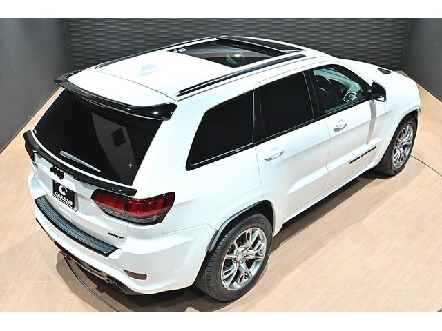 ジープ・グランドチェロキー ＳＲＴ８　ブライトホワイト／エアロパーツカスタム／ハーマンカードン／サンルーフ／アダプティブヘッドライト／オートハイビーム／ハーフレザーシート／シートベンチレーション／カーボンインテリア／専用２０インチＡＷ（9枚目）