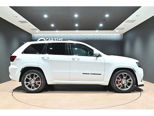 ジープ・グランドチェロキー ＳＲＴ８　ブライトホワイト／エアロパーツカスタム／ハーマンカードン／サンルーフ／アダプティブヘッドライト／オートハイビーム／ハーフレザーシート／シートベンチレーション／カーボンインテリア／専用２０インチＡＷ（10枚目）