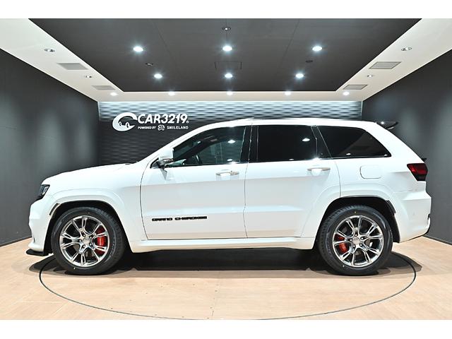 ジープ・グランドチェロキー ＳＲＴ８　ブライトホワイト／エアロパーツカスタム／ハーマンカードン／サンルーフ／アダプティブヘッドライト／オートハイビーム／ハーフレザーシート／シートベンチレーション／カーボンインテリア／専用２０インチＡＷ（11枚目）