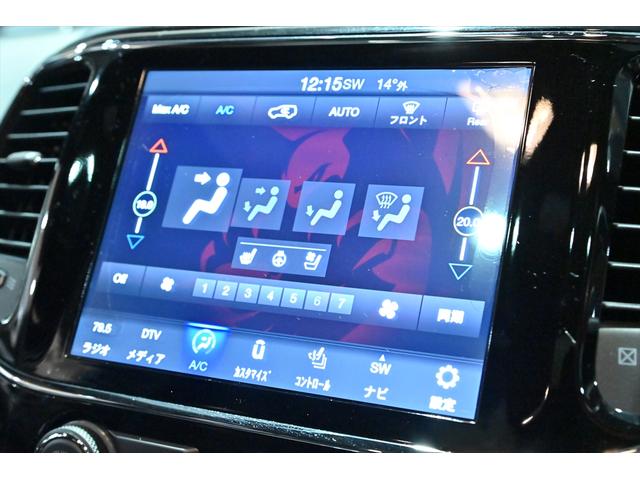 ジープ・グランドチェロキー ＳＲＴ８　ブライトホワイト／エアロパーツカスタム／ハーマンカードン／サンルーフ／アダプティブヘッドライト／オートハイビーム／ハーフレザーシート／シートベンチレーション／カーボンインテリア／専用２０インチＡＷ（14枚目）