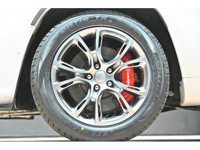 ジープ・グランドチェロキー ＳＲＴ８　ブライトホワイト／エアロパーツカスタム／ハーマンカードン／サンルーフ／アダプティブヘッドライト／オートハイビーム／ハーフレザーシート／シートベンチレーション／カーボンインテリア／専用２０インチＡＷ（16枚目）