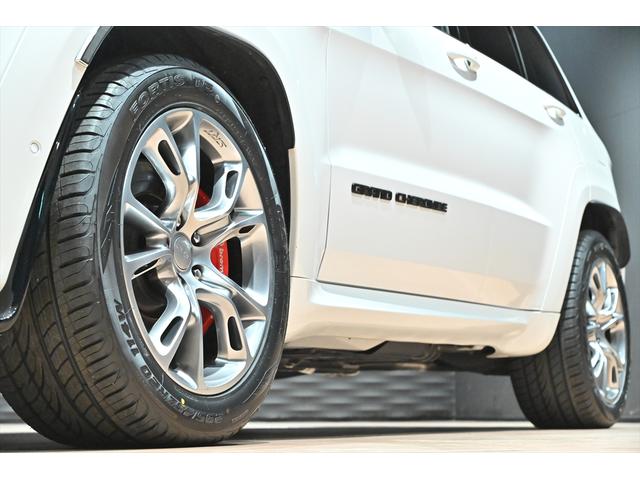 ジープ・グランドチェロキー ＳＲＴ８　ブライトホワイト／エアロパーツカスタム／ハーマンカードン／サンルーフ／アダプティブヘッドライト／オートハイビーム／ハーフレザーシート／シートベンチレーション／カーボンインテリア／専用２０インチＡＷ（17枚目）