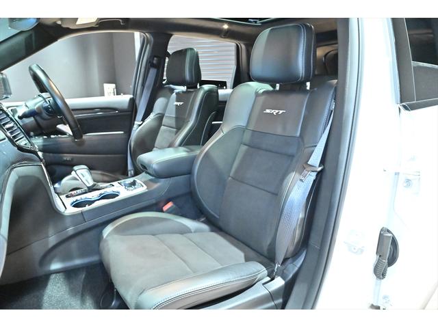 ジープ・グランドチェロキー ＳＲＴ８　ブライトホワイト／エアロパーツカスタム／ハーマンカードン／サンルーフ／アダプティブヘッドライト／オートハイビーム／ハーフレザーシート／シートベンチレーション／カーボンインテリア／専用２０インチＡＷ（19枚目）