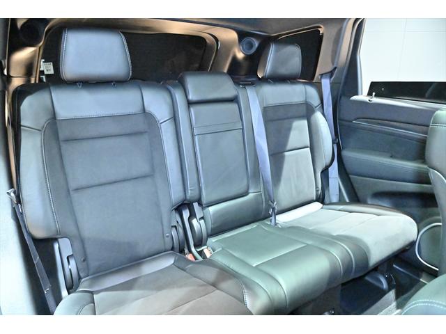 ジープ・グランドチェロキー ＳＲＴ８　ブライトホワイト／エアロパーツカスタム／ハーマンカードン／サンルーフ／アダプティブヘッドライト／オートハイビーム／ハーフレザーシート／シートベンチレーション／カーボンインテリア／専用２０インチＡＷ（20枚目）