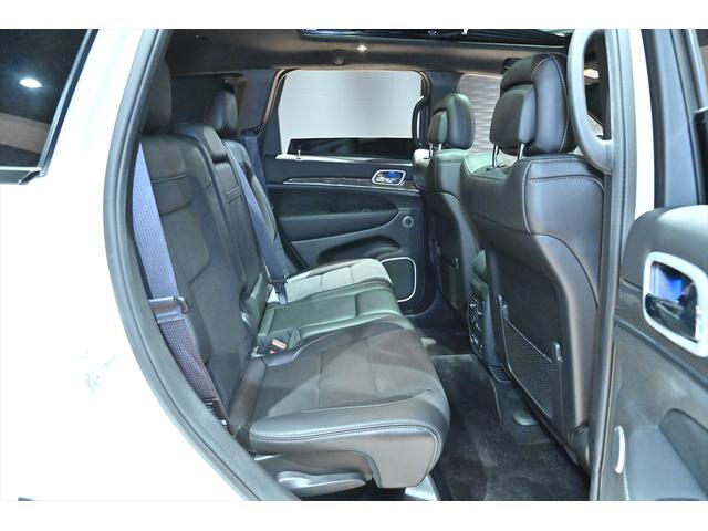 ジープ・グランドチェロキー ＳＲＴ８　ブライトホワイト／エアロパーツカスタム／ハーマンカードン／サンルーフ／アダプティブヘッドライト／オートハイビーム／ハーフレザーシート／シートベンチレーション／カーボンインテリア／専用２０インチＡＷ（21枚目）