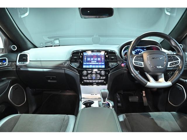 ジープ・グランドチェロキー ＳＲＴ８　ブライトホワイト／エアロパーツカスタム／ハーマンカードン／サンルーフ／アダプティブヘッドライト／オートハイビーム／ハーフレザーシート／シートベンチレーション／カーボンインテリア／専用２０インチＡＷ（22枚目）