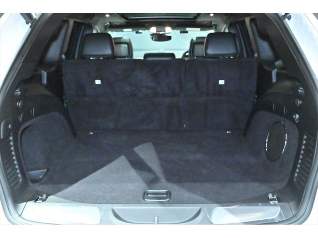 ジープ・グランドチェロキー ＳＲＴ８　ブライトホワイト／エアロパーツカスタム／ハーマンカードン／サンルーフ／アダプティブヘッドライト／オートハイビーム／ハーフレザーシート／シートベンチレーション／カーボンインテリア／専用２０インチＡＷ（23枚目）