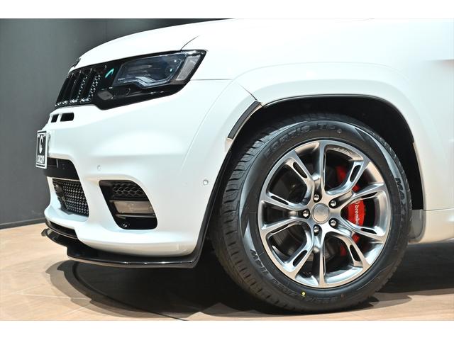 ジープ・グランドチェロキー ＳＲＴ８　ブライトホワイト／エアロパーツカスタム／ハーマンカードン／サンルーフ／アダプティブヘッドライト／オートハイビーム／ハーフレザーシート／シートベンチレーション／カーボンインテリア／専用２０インチＡＷ（27枚目）