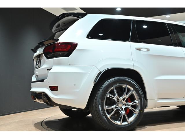 ジープ・グランドチェロキー ＳＲＴ８　ブライトホワイト／エアロパーツカスタム／ハーマンカードン／サンルーフ／アダプティブヘッドライト／オートハイビーム／ハーフレザーシート／シートベンチレーション／カーボンインテリア／専用２０インチＡＷ（28枚目）