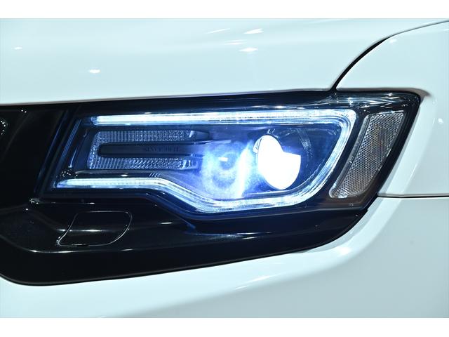 ジープ・グランドチェロキー ＳＲＴ８　ブライトホワイト／エアロパーツカスタム／ハーマンカードン／サンルーフ／アダプティブヘッドライト／オートハイビーム／ハーフレザーシート／シートベンチレーション／カーボンインテリア／専用２０インチＡＷ（29枚目）