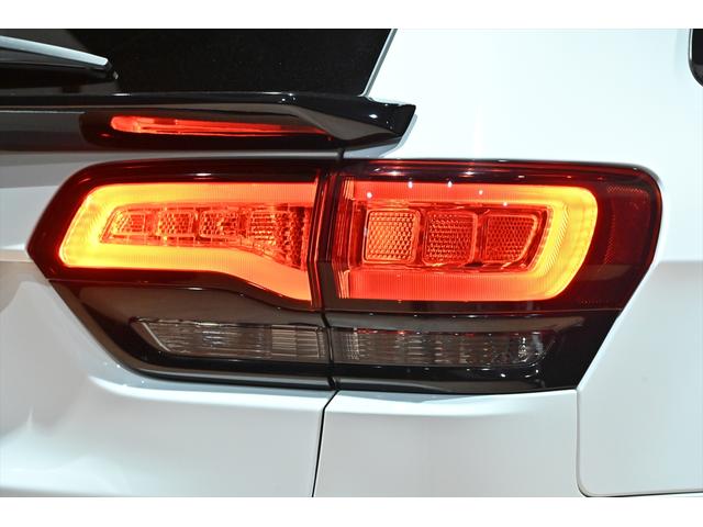 ジープ・グランドチェロキー ＳＲＴ８　ブライトホワイト／エアロパーツカスタム／ハーマンカードン／サンルーフ／アダプティブヘッドライト／オートハイビーム／ハーフレザーシート／シートベンチレーション／カーボンインテリア／専用２０インチＡＷ（31枚目）