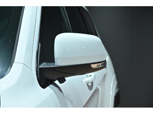 ジープ・グランドチェロキー ＳＲＴ８　ブライトホワイト／エアロパーツカスタム／ハーマンカードン／サンルーフ／アダプティブヘッドライト／オートハイビーム／ハーフレザーシート／シートベンチレーション／カーボンインテリア／専用２０インチＡＷ（32枚目）