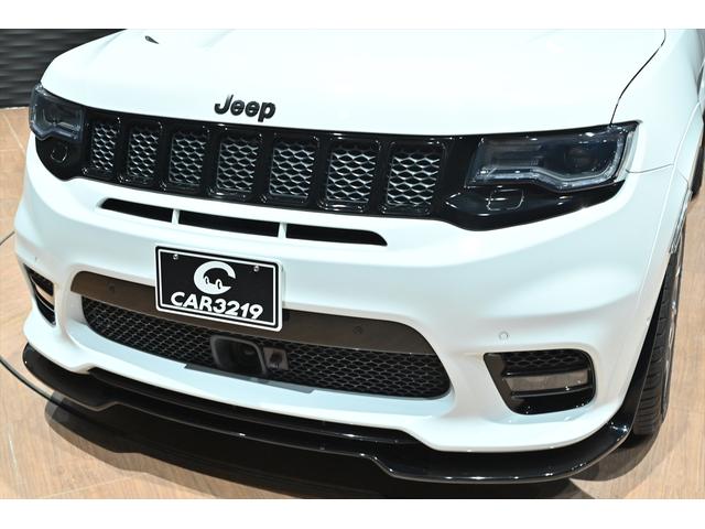 ジープ・グランドチェロキー ＳＲＴ８　ブライトホワイト／エアロパーツカスタム／ハーマンカードン／サンルーフ／アダプティブヘッドライト／オートハイビーム／ハーフレザーシート／シートベンチレーション／カーボンインテリア／専用２０インチＡＷ（33枚目）