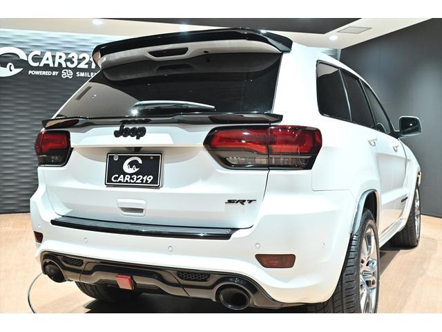 ジープ・グランドチェロキー ＳＲＴ８　ブライトホワイト／エアロパーツカスタム／ハーマンカードン／サンルーフ／アダプティブヘッドライト／オートハイビーム／ハーフレザーシート／シートベンチレーション／カーボンインテリア／専用２０インチＡＷ（35枚目）