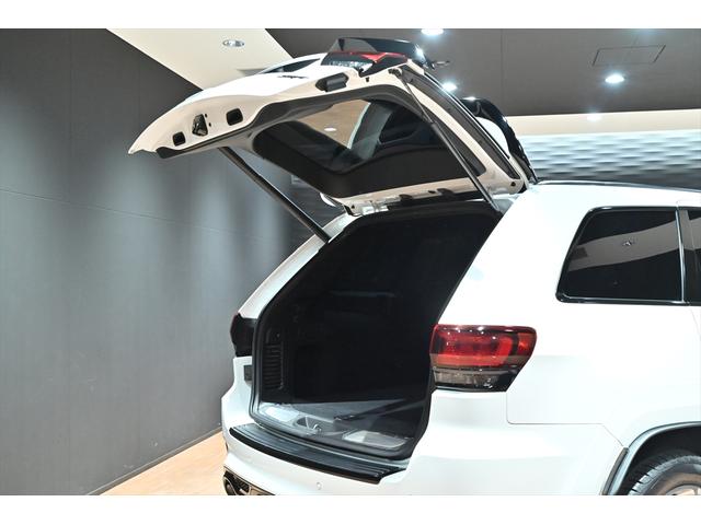 ジープ・グランドチェロキー ＳＲＴ８　ブライトホワイト／エアロパーツカスタム／ハーマンカードン／サンルーフ／アダプティブヘッドライト／オートハイビーム／ハーフレザーシート／シートベンチレーション／カーボンインテリア／専用２０インチＡＷ（38枚目）