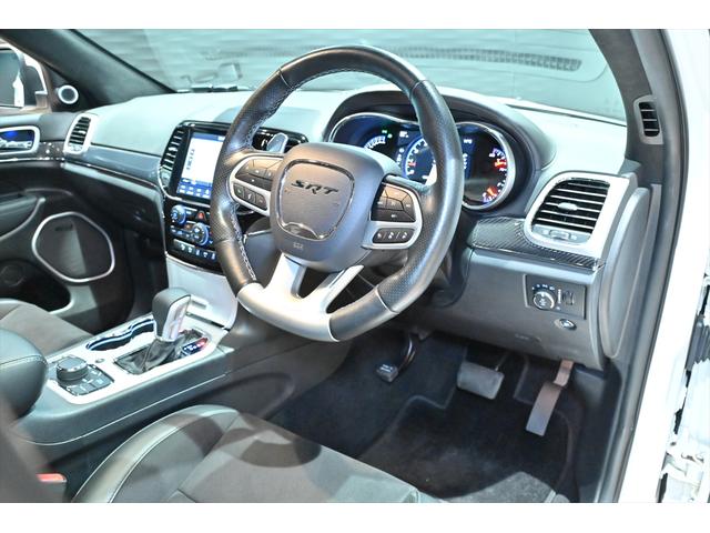 ジープ・グランドチェロキー ＳＲＴ８　ブライトホワイト／エアロパーツカスタム／ハーマンカードン／サンルーフ／アダプティブヘッドライト／オートハイビーム／ハーフレザーシート／シートベンチレーション／カーボンインテリア／専用２０インチＡＷ（42枚目）