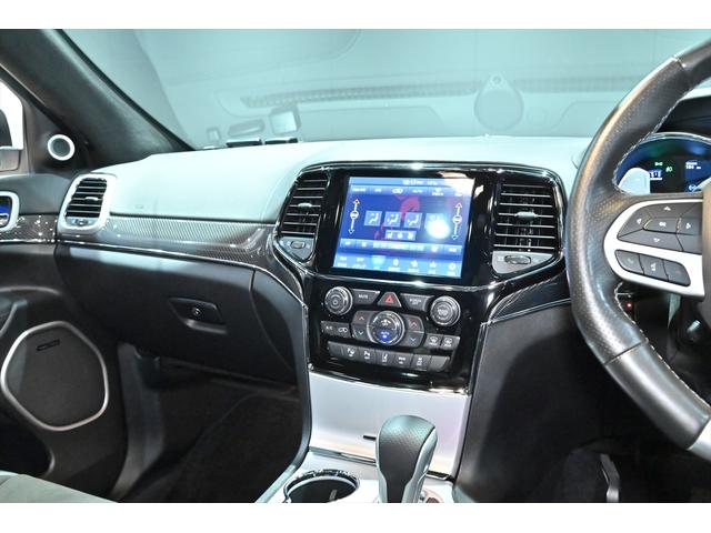 ジープ・グランドチェロキー ＳＲＴ８　ブライトホワイト／エアロパーツカスタム／ハーマンカードン／サンルーフ／アダプティブヘッドライト／オートハイビーム／ハーフレザーシート／シートベンチレーション／カーボンインテリア／専用２０インチＡＷ（43枚目）