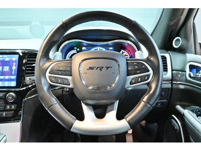 ジープ・グランドチェロキー ＳＲＴ８　ブライトホワイト／エアロパーツカスタム／ハーマンカードン／サンルーフ／アダプティブヘッドライト／オートハイビーム／ハーフレザーシート／シートベンチレーション／カーボンインテリア／専用２０インチＡＷ（44枚目）