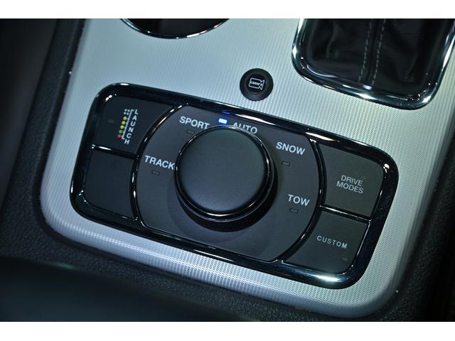 ジープ・グランドチェロキー ＳＲＴ８　ブライトホワイト／エアロパーツカスタム／ハーマンカードン／サンルーフ／アダプティブヘッドライト／オートハイビーム／ハーフレザーシート／シートベンチレーション／カーボンインテリア／専用２０インチＡＷ（50枚目）