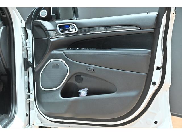 ジープ・グランドチェロキー ＳＲＴ８　ブライトホワイト／エアロパーツカスタム／ハーマンカードン／サンルーフ／アダプティブヘッドライト／オートハイビーム／ハーフレザーシート／シートベンチレーション／カーボンインテリア／専用２０インチＡＷ（57枚目）