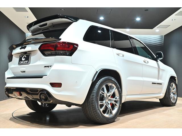 ジープ・グランドチェロキー ＳＲＴ８　ブライトホワイト／エアロパーツカスタム／ハーマンカードン／サンルーフ／アダプティブヘッドライト／オートハイビーム／ハーフレザーシート／シートベンチレーション／カーボンインテリア／専用２０インチＡＷ（65枚目）