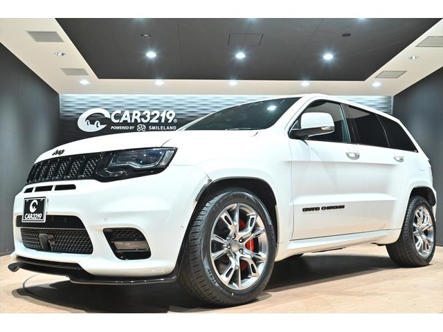 ジープ・グランドチェロキー ＳＲＴ８　ブライトホワイト／エアロパーツカスタム／ハーマンカードン／サンルーフ／アダプティブヘッドライト／オートハイビーム／ハーフレザーシート／シートベンチレーション／カーボンインテリア／専用２０インチＡＷ（66枚目）