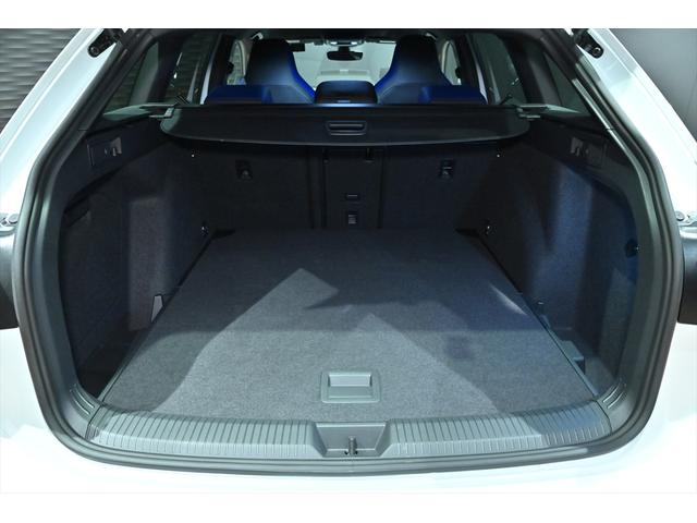 ゴルフＲヴァリアント ＴＳＩ　４モーション　ＤＣＣＰＫＧ／ピュアホワイト／純正ＯＰ１９インチＡＷ／アダプティブシャーシコントロール／専用エクステリア／専用レザーステアリング／専用ブルーキャリパー／ＩＱＬＩＧＨＴ／ＤｉｓｃｏｖｅｒＰｒｏ（22枚目）