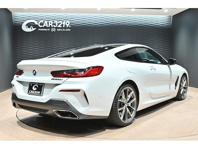 ８シリーズ Ｍ８５０ｉ　ｘＤｒｉｖｅクーペ　ミネラルホワイト／カーボンルーフ／タルトゥーフォ・ブラックレザー／ドライビングアシストＰ／Ｈ＆Ｋサウンドシステム／パーキングアシスト／ＡＣＣ／ＢＳＭ／ＨＵＤ／シートヒーター＆クーラー／レーザーライト（5枚目）