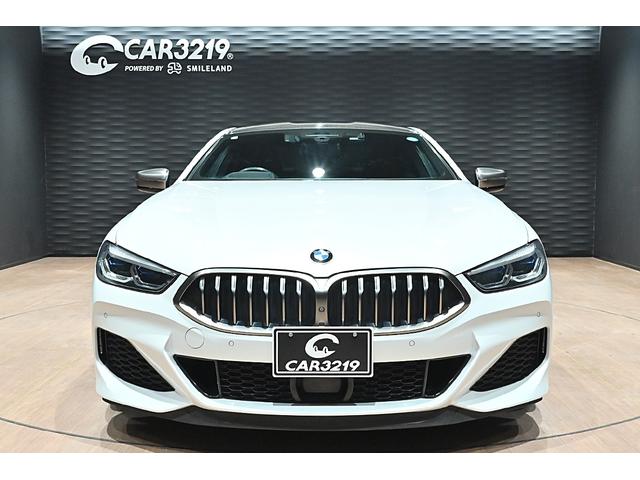 ８シリーズ Ｍ８５０ｉ　ｘＤｒｉｖｅクーペ　ミネラルホワイト／カーボンルーフ／タルトゥーフォ・ブラックレザー／ドライビングアシストＰ／Ｈ＆Ｋサウンドシステム／パーキングアシスト／ＡＣＣ／ＢＳＭ／ＨＵＤ／シートヒーター＆クーラー／レーザーライト（6枚目）